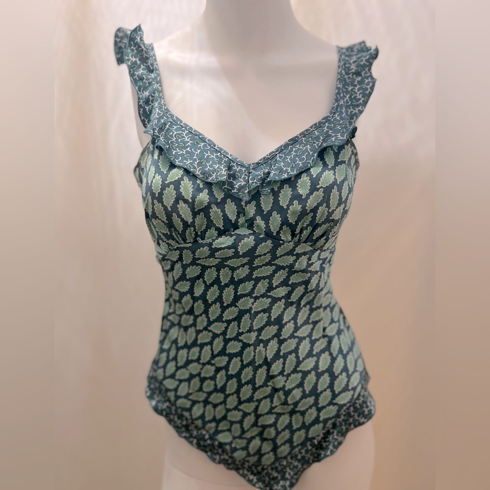 Beautiful silk camisole. XS GREEN, WHITE LEAF PATTERNED SISLEY